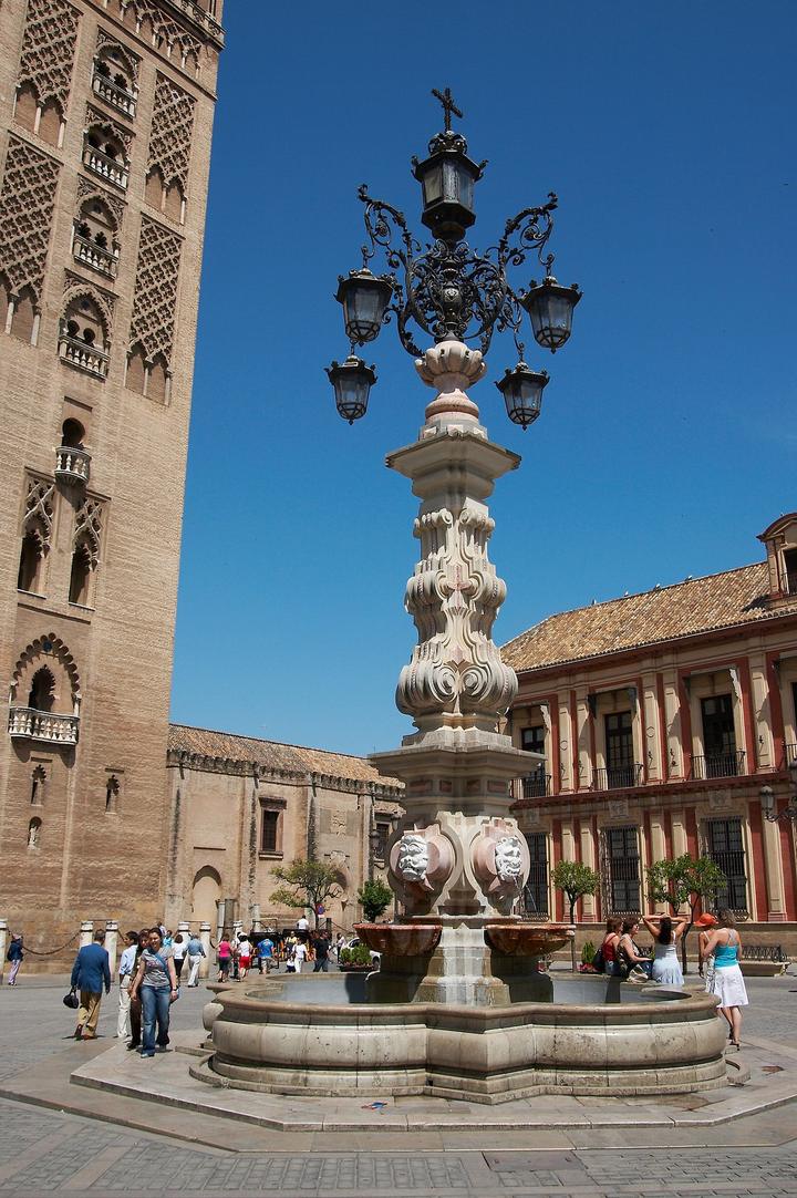 Plaza de la Virgen de los Reyes con sus naranjos, frente a la puerta de la Catedral de Sevilla